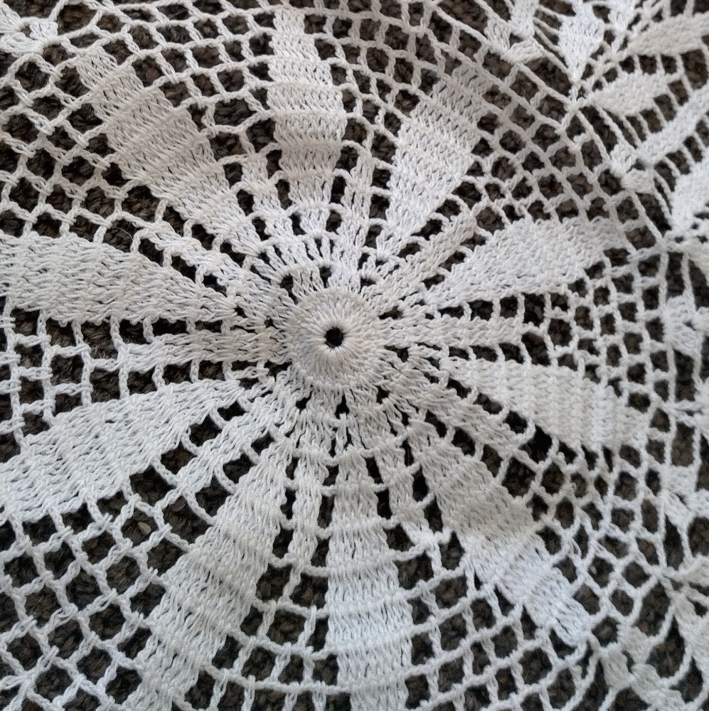Vintage Large Table Cloth Doilies 31" - Picture 7 of 12